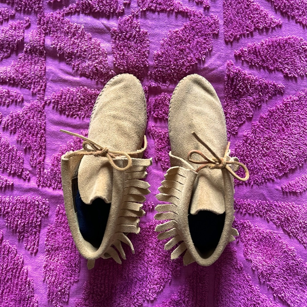 Minnetonka moccasins women’s size 8.